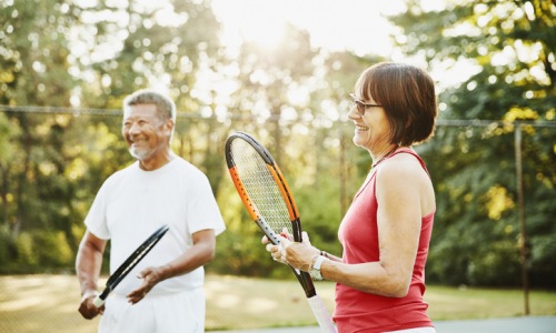 couple playing tennis